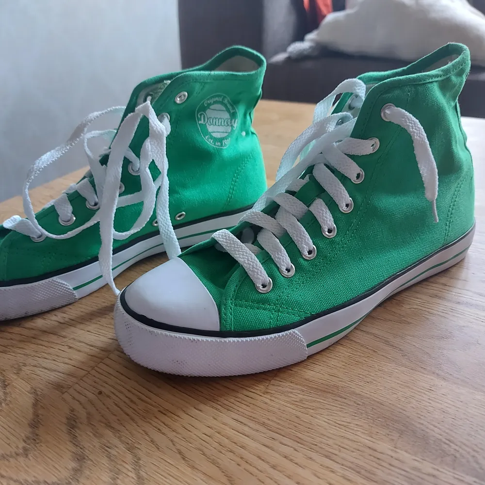 Gröna sneakers använda en gång, converse liknandr. Skor.