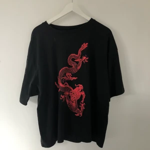 Svart t-shirt med röd drake  - Bra skick, oversized 