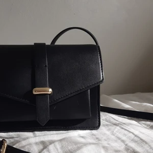 Svårt klaffväska - Säljer den här super fina svarat klaffväska från mango utsåld på mangos hemsida. 20×5×15 cm (längden×höjden×bredden).