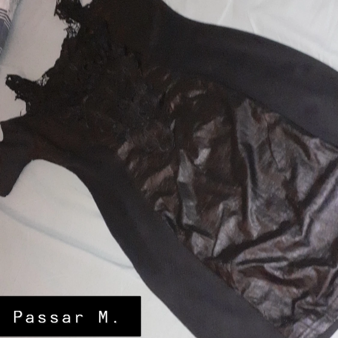 M. Svart knähöjdsklänning. 