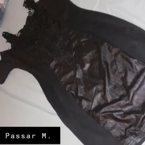 M. Svart knähöjdsklänning.  - M. Svart knähöjdsklänning. Broderat och mönsterblommigt. LÄDERAKTIGT I mitten. Säljes, 35 SEK, 70% Nedsatt pris från Inköp:116.  Otroligt elegant inför event, administrativa och däräven festliga Miljöer 👗