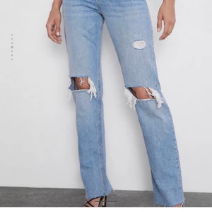 Zara jeans  - Slutsålda zara jeans med hål. Köpta här på Plick men aldrig använda av mig då det var förstora. 💕