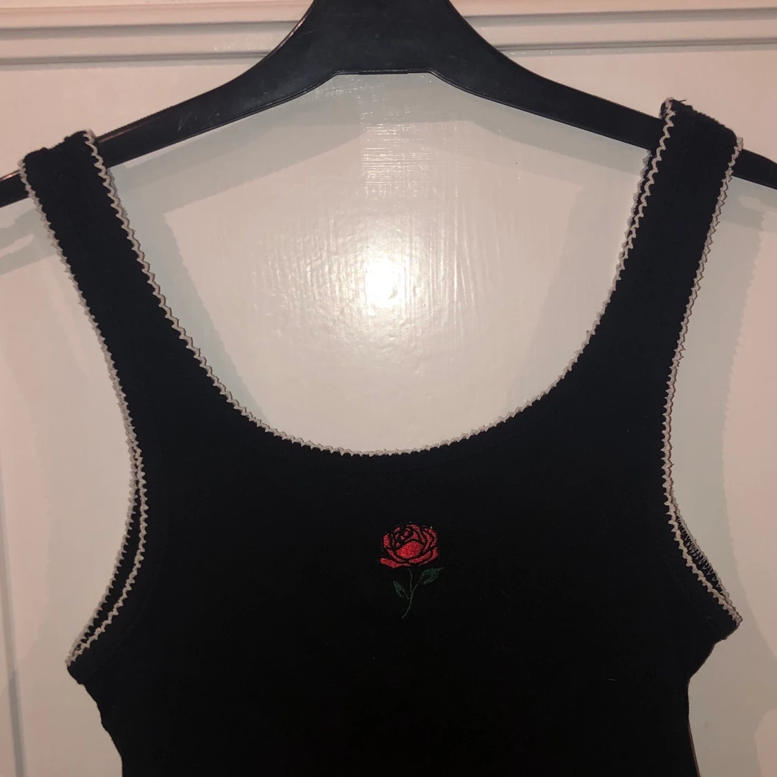 Svart linne med en broderad ros  - 91