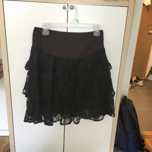 Svart kjol av spets storlek S - En svart kjol med spets i väldigt bra skick. Kommer från Monki. Storlek S men skulle passa M också tror jag. Frakt ingår inte 