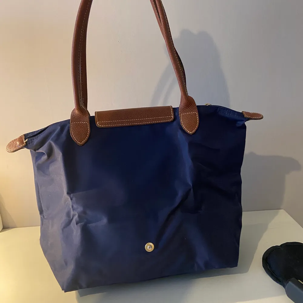 Marinblå Longchamp väska. Använd några gånger men är i mycket fint skick💕. Väskor.