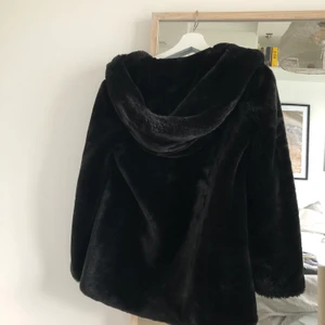 Pälsjacka med luva Zara  - Fake pälsjacka från Zara, använd ett fåtal gånger, saknar ett fäste längst ner i knäppningen men annars så gott som ny! Fickor i sidan, Säljer för att den inte kommer till användning! Nypris 799 kr, FRAKT INGÅR 