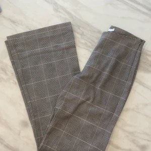 Rutiga vida kostymbyxor - Från nakd. Storlek 36. Vida i modellen och sitter superfint