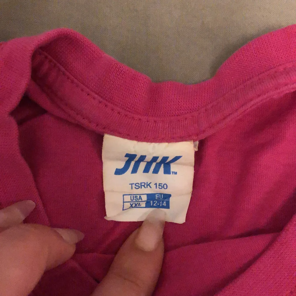 Säljer denna rosa Hollister T-shirt, använd endast 1 gång. Storlek passar storlek S, köparen står för frakten . T-shirts.