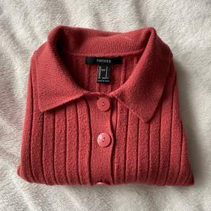 Fin rosa långärmad tröja med knappar. Tröjan är kortare i längden men mycket stretchig.💕 Köparen står för frakten.