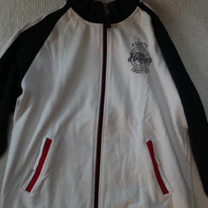 Tommy Hilfiger Vintage Zip Hoodie strl 164/170 - En fin Vintage Tommy Hilfiger Zip Hoodie från tidigt 2000-tal/sent 90-tal. Använd till och från under 2-3 års tid. Gott skick, felfri. Skicket är anpassat till plaggets ålder! Nypris: 1100kr