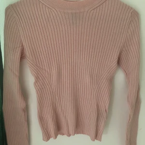 Tröja - Rosa, ribbad tröja som jag älskat men inte är min stil längre:( använd men inte sliten💛 50kr+frakt💛