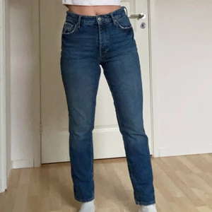 Jeans - Blåa jeans från Gina Tricot som sitter väldigt fint! De är köpta för ca 3 år sedan men är knappt använda så de är i väldigt bra skick. 100kr + frakt. Hör gärna av dig vid frågor!🌟