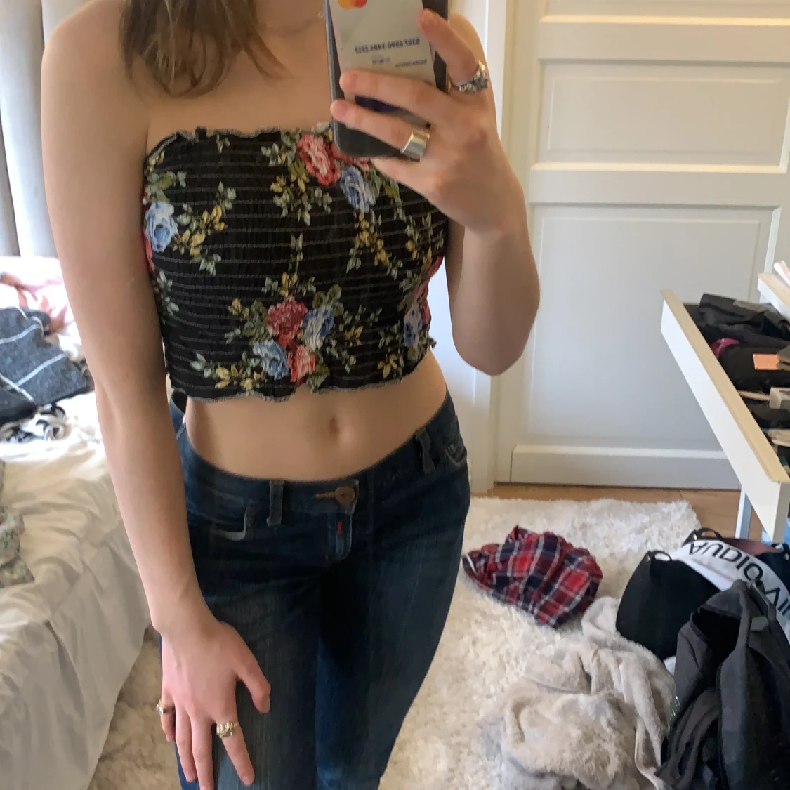 Ribbat blommigt svart ärmlöst linne