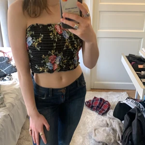 Ribbat blommigt svart ärmlöst linne - Ribbat blommigt svart ärmlöst linne🌼 Vet ej vad det är för märke❤️ Insydd❤️ 40kr + frakt❤️