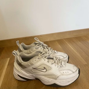 nikeairforce köpta förra våren och har blivit små för mig storlek 37.5 - skönaste skorna jag haft 