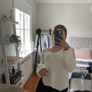 Stickad vit tröja från ginatricot  - Stickad vit tröja från ginatricot💛 Fint skick och använd ett fåtal gånger men har men har gått av lite på den vikta kanten på ena ärmen men inget man tänker på annars lätt att sy✨ Köparen betalar frakt💛