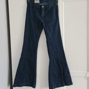 Jättesnygga bootcut Polo Ralph Lauren jeans. Köpta secondhand och är i jättefint skick. Säljer pga de är för små. Frakt tillkommer 💓