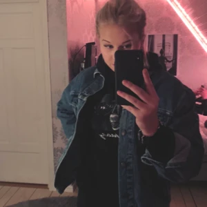 Jeansjacka - Säljer min oversized jeansjacka från Levis. Köpte den på second hand för ett år sen. Säljer den pga av ingen användning. Priset går att diskutera