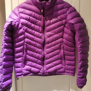 Peak performance jacka - Stl L. (liten i storlek) en liten fläck på ena ärmen, se bild! Övrigt i fint skick! 