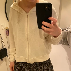 Zara zip hoodie - Säljer denna fina stickade zip hoodie från zara! Använd några gånger men i mycket bra skick❤️
