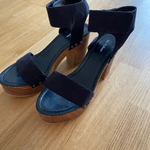 Klackar - Svarta skor med träklack