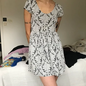 Söt, somrig klänning - Säljer denna jättefina klänning med vita blommor som mönster. Säljer för att den är för liten på mig (inte jag som har på den på bilden). 