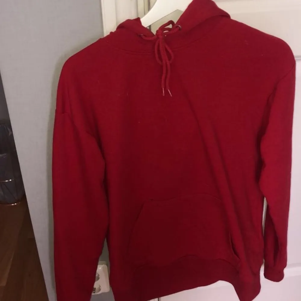 Röd hoodie från stay i storlek XS som inte kommer till användning. Köpt för 200 från en tjej här på plick och säljer för 120kr! Frakt tillkommer💕. Hoodies.