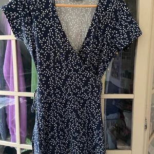 Klänning - Superfin omlott klänning från pull&bear! Klänningen knyts ihop av två snören vilket gör att man kan justera storleken hur man själv vill💞 Köpare står för frakten!