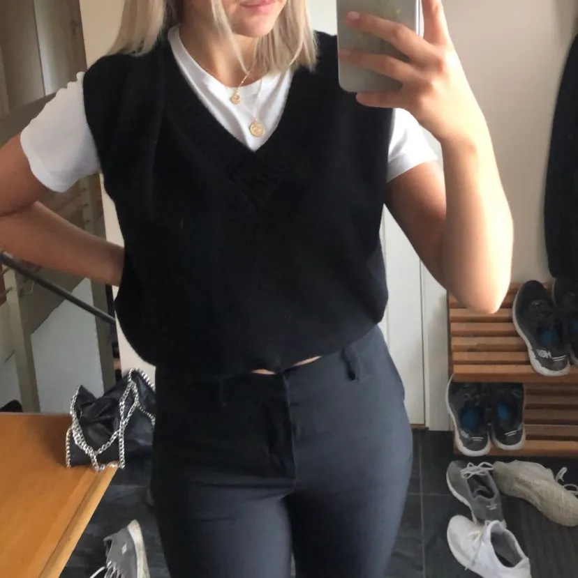 Säljer en svart sweater vest från bikbok i storlek S. Prislappen är kvar, endast testad. Köpte för 300 kr ny💖. Stickat.