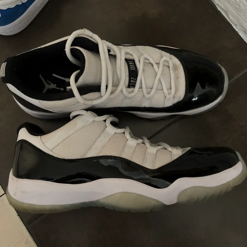 Jordan 11 low concord - us10,5 (passar 43-44 imo) - 8/10. Skor.