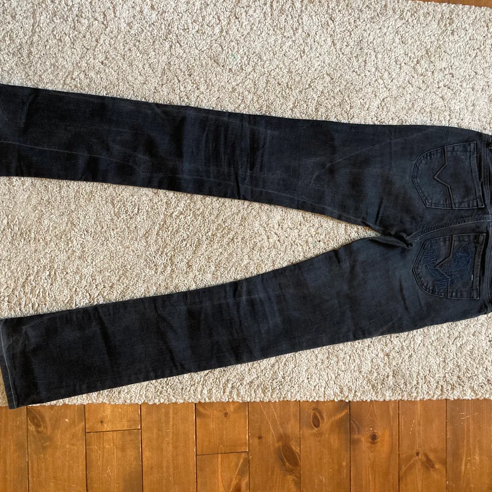 grå blåa lågmidjade raka diesel jeans! mycket fint skick och inga defekter! har inga bilder på då de är försmå för mig som är en S i byxor! längden passar dock på mig som är 165cm och har en innerbenslängd på 75cm💗💗. Jeans & Byxor.