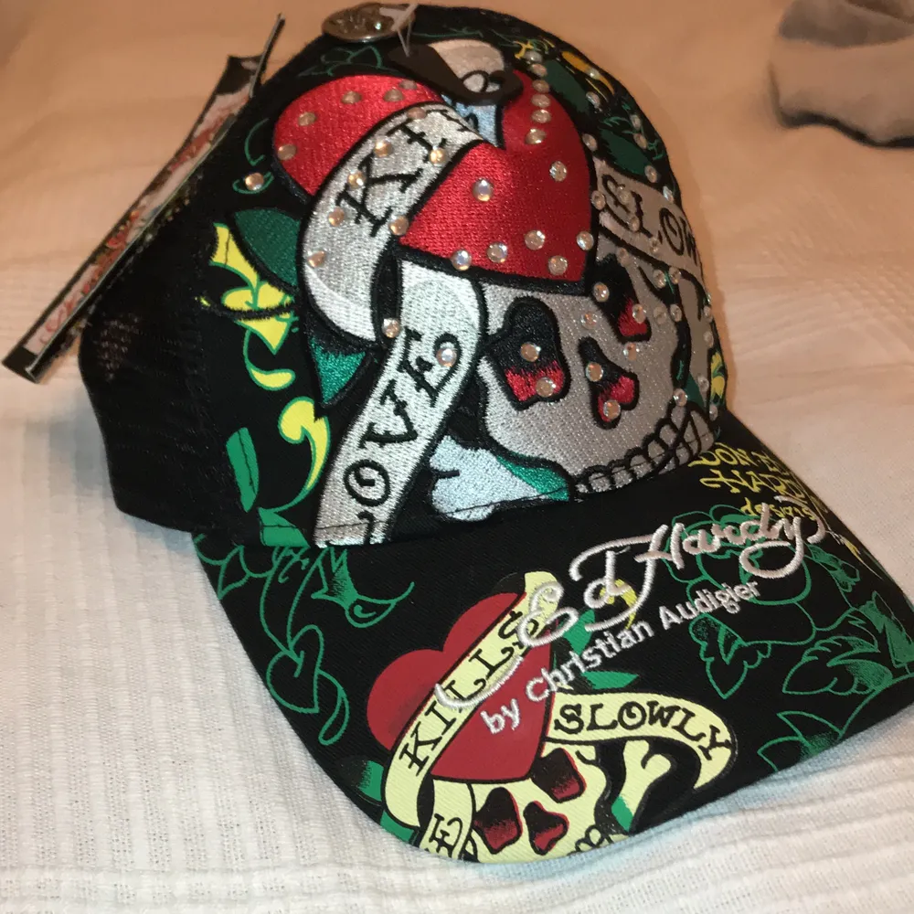 Asball Ed Hardy keps med prislapp kvar, går att justera storlek på baksidan. Buda från 200, köpare står för frakt🥰. Accessoarer.