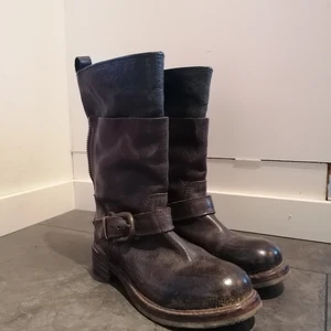 Italienska boots - HELT OANVÄNDA Skinnstövlar från märket Moma i storlek 36🌟 kostade 3599:- nya. Pris går att diskutera. Priset kan sänkas om vi möts upp😊 skriv om fler bilder önskas! 