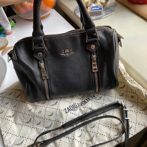 Zadig et Voltaire sunny mini bag - Använd vilket föranlett lite slitage på kanterna men överlag bra skick. Rem (original) och dustbag finns! Säkert också kvitto om man nu önskar det.. 💚💚