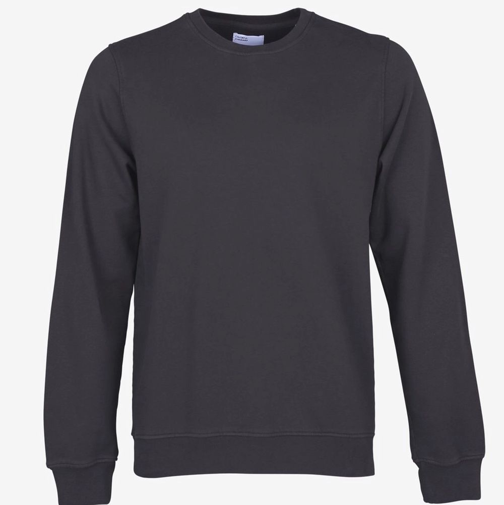 Nypris 600kr. Worn 3ggr. A classic sweatshirt made from 100% organic cotton. The outside is densely knitted for a smooth feel and clean look while the inside is brushed for a soft and comfortable feel. The color is garment-dyed into the fabric giving it a livelier look and long-lasting color fastness. Pre-washed, so it won’t shrink or twist despite how many times you wash it. Made to last in a sustainable manner at our factory in Barcelos, Portugal. Environmentally Friendly Dye - Oeko-Tex®. PETA Approved Vegan. Anti-pilling. Hand washed then line dried, NOT machine dried. Gently used excellent used condition. No fading, loose stitching, holes, tears, rips, stains, snags. Smoke and pet free storage space. No other flaws to note. Happy to bundle. Will gladly take more pics. Disclaimer: Please expect some general wear in all secondhand pre-owned items as they have lived a previous life, so do not expect a mint item. **TRACKED SHIPPING VIA POSTNORD**. Huvtröjor & Träningströjor.
