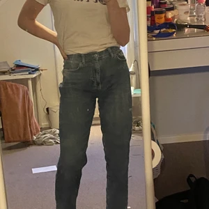 Otroligt sköna jeans - Dessa jeans är sjukt sköna. De är mörkblåa och går att stila till inprensip allt. Skulle rekommendera byxorna till personer under 170, jag säljer byxorna mest för att de är små för mig. Därför är bilderna ganska missvisande så ha det i otanke.  Byxorna har använts ett par gånger. Ordinarie pris: 600kr 