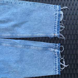 Blåa jeans från Weekday i modellen Lash! Passar till alla årstider. Det är bara att skriva för mer bilder och info 🥳