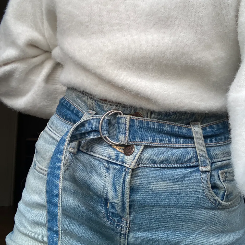 Superfina mom-jeans från hollister. Ljusblå, högmidjade och tillhörande skärp som är en väldigt snygg detalj!!!🦋🦋🦋. Jeans & Byxor.