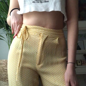 Byxor💛 - Ett par jättefina gula prickiga byxor som jag köpte ifrån zara förra sommaren! Dem är såå sköna och perfekta för sommaren🌞 har klippt av dem så de passar perfekt för någon som är 165 och neråt! Upptäckte att de har en jätteliten fläck precis vid dragkedjan som inte syns något och som säkert går bort i tvätten. Obs de är lite genomskinliga (ha inte svarta underkläder)