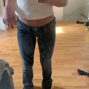 mordena lågmidjade true religion jeans💞 - Super snygga och mordena lågmidjade lösa brand jeans från true religion. Sitter super bra på rumpan och perfekt storlek vid knäna. Använda ett förtal gånger så är inprincip nya!🥰Buda från 120kr💞