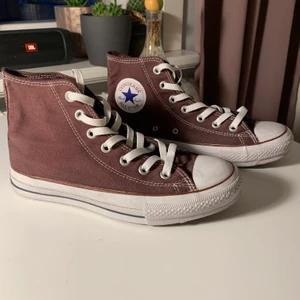 Bruna Converse Chuck Taylor - Bruna Converse Chuck Taylor i bra skick! Storlek 37,5 med 24 cm i innermått. Passar 37 och 38! 