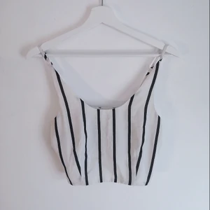 Topp - Superduper-snygg topp perfekt inför sommaren!🔥Randig croppad topp från märket Mila Vue. Tunt tyg och sitter så fint på kroppen samt är i gott skick🥰   OBS: ifall ni är flera som visar intresse sker budgivning!                                                                                      Skriv om ni har några frågor eller önskar fler bilder📸  