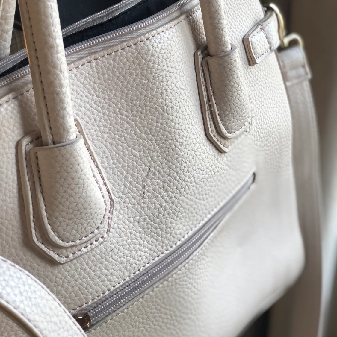 krämvit väska  - 91