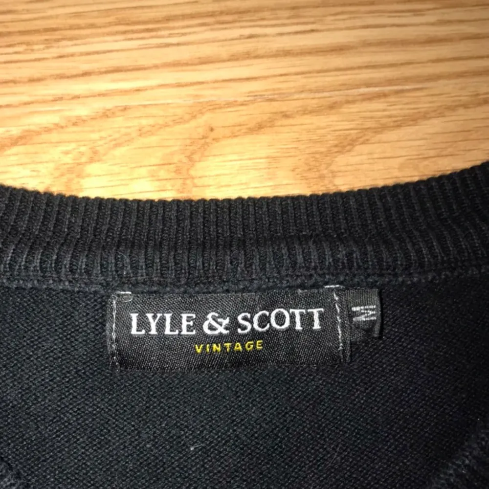 Unisex Vintage Lyle & Scott tröja i fint skick, jätteskön o snygg! Storlek M men passar även XS och S. Skriv för fler bilder eller eventuella frågor🤎💗🤎. Tröjor & Koftor.