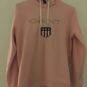 Helt ny Gant hoodie - Helt ny hoodie från gant i storlek s som aldrig användts pga fel storlek, lappar och allt är till o med kvar! Inköpts för 1100kr,säljer för 600 + frakt 📦 💕