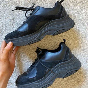 Svarta chunky sneakers - Säljer dessa svarta chunky sneakersen! Använda en gång. 