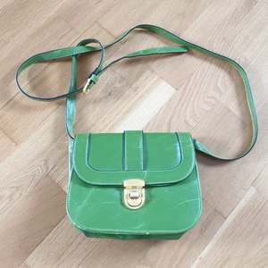 Grön Vintage Handväska Pieces - Jättecharmig grön handväska med litet innerfack. Köpt secondhand för ett par år sedan, men kommer tyvärr inte till användning👜 Rätt sliten, men det är också en del av dess charm🌸 