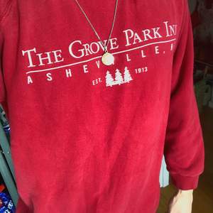 Vintage tröja från The Grove Park Inn, North Carolina i USA, från ca. år 2000. Passar utmärkt till dig med vintage stil som vill ha en röd tröja med snygg passform, kanske med ett par snygga vintage jeans🔥 Köpt second hand men inte använd av mig alls.