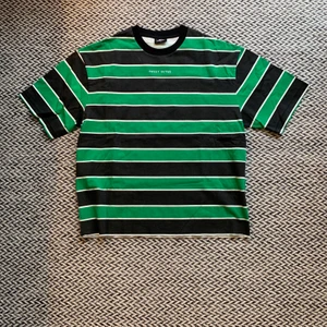 Sweet sktbs t-shirt  - Tröja i storlek M men klippt i botten för den var lång. Jag har S och den sitter lite oversized som ni kan se på bilden. Bra kvalitet och köpt på junkyard. Säljer för 100kr. Färg: grön och svart randig.