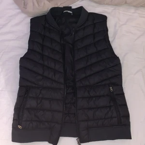 Svart väst - Säljer min väst som jag använt nån gång bara. Storlek 36❤️